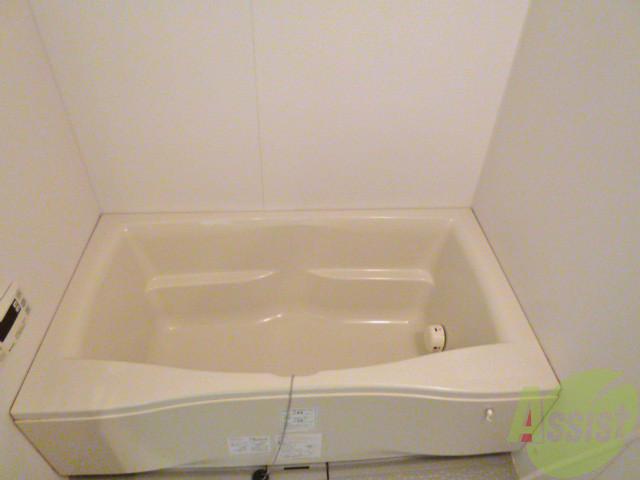 バス・シャワールーム　お風呂も大きい。お子様と一緒に入っても余裕ですね。