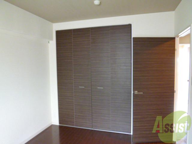 玄関　いちいち扉もおしゃれですね。大きなクローゼット。