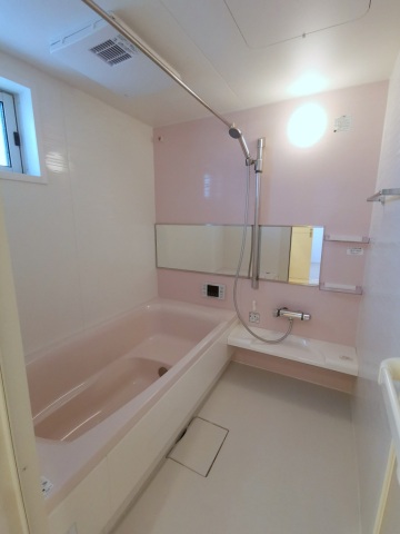 バス・シャワールーム　追炊きと乾燥機、窓付きの大型一坪風呂