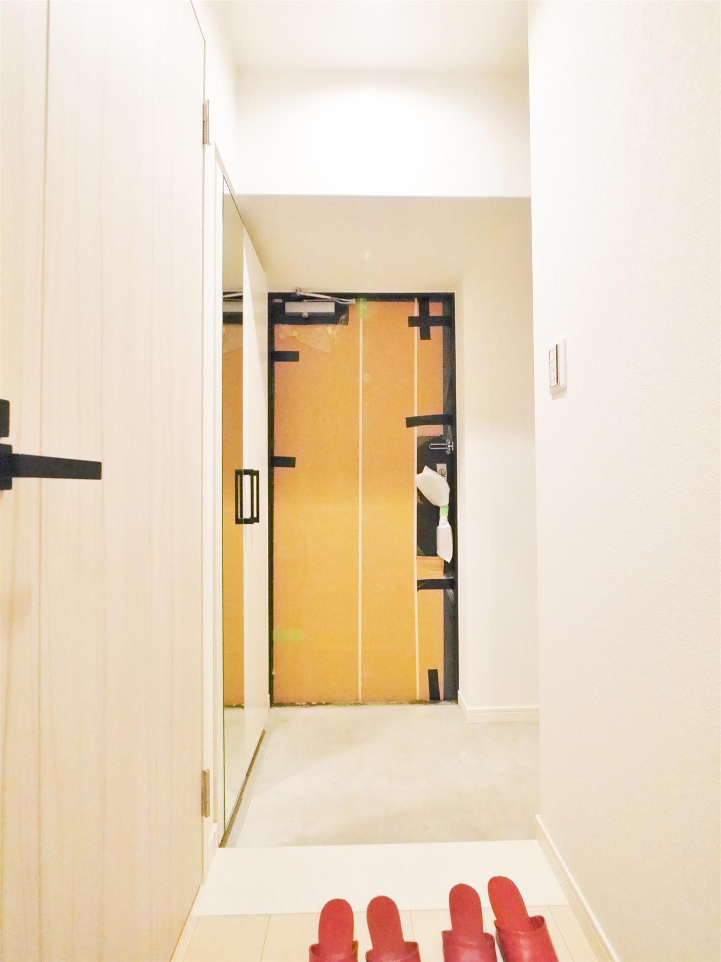 玄関　※同タイプ1K202号室のモデルルーム同仕様写真です※