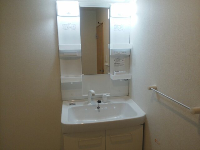 洗面設備　ゆったりとスペースのある洗面所