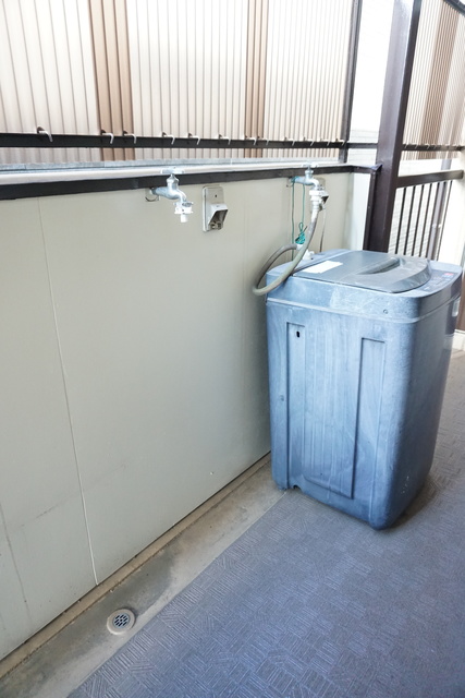 その他　洗濯機置場が室外にあるのでお部屋を広々お使いいただけます。