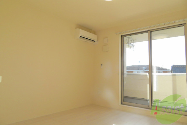 居室・リビング　白さが印象的な広々としたお部屋ですね～。