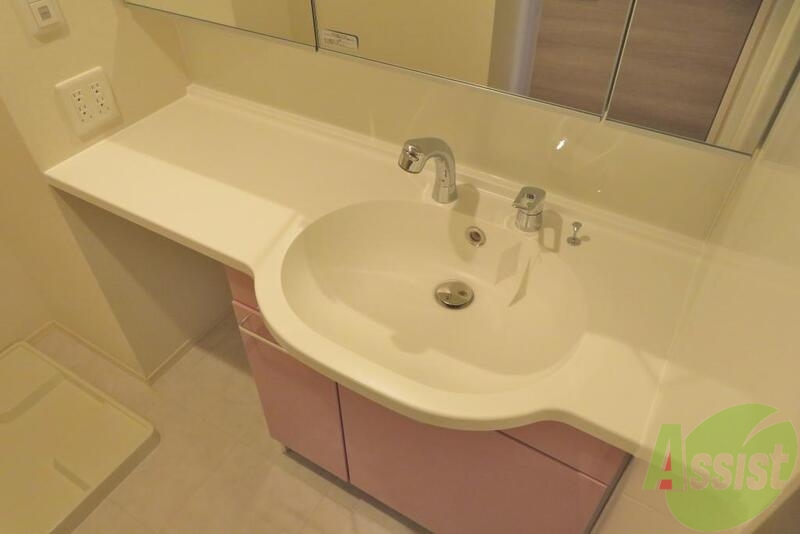 洗面設備　忙しい朝も洗面台があるので快適ですね。