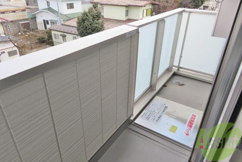 バルコニー　お天気の良い日は布団も干せてポカポカです。