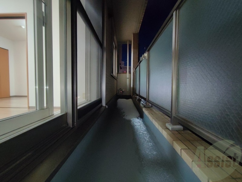 バルコニー　バルコニーは幅があり、広い印象を受けました。