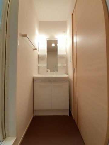 洗面設備　明るい洗面所です