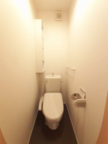 トイレ　落ち着いた色調のトイレです