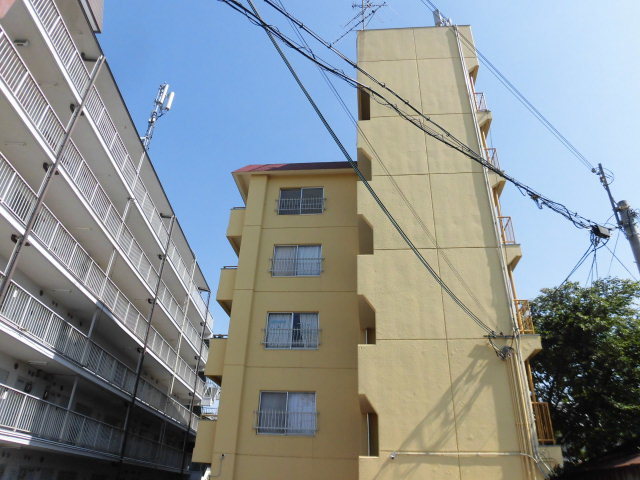 建物外観　黄色の外観です