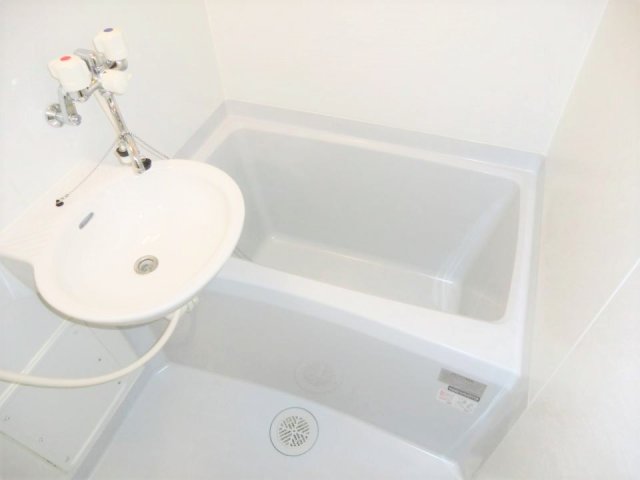 バス・シャワールーム　同タイプ物件の為、形状や間取寸法、色調等が実際とは異なります