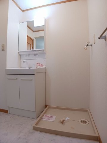 洗面設備　明るい洗面所です