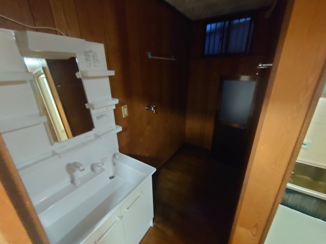 洗面設備　明るい洗面所です