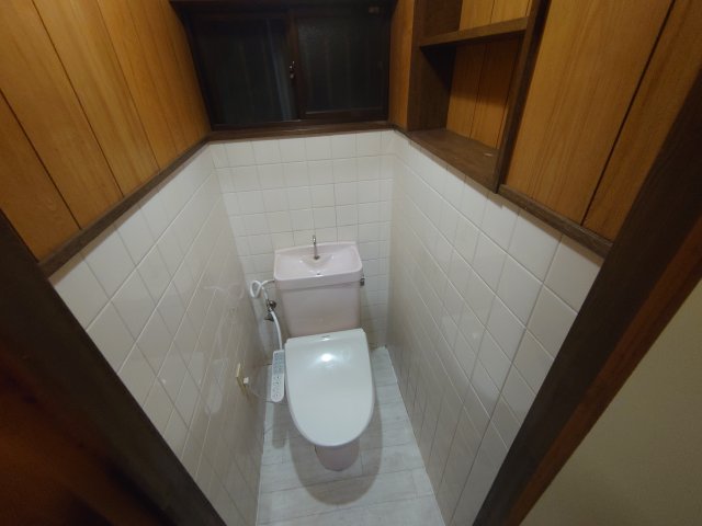 トイレ　落ち着いた色調のトイレです