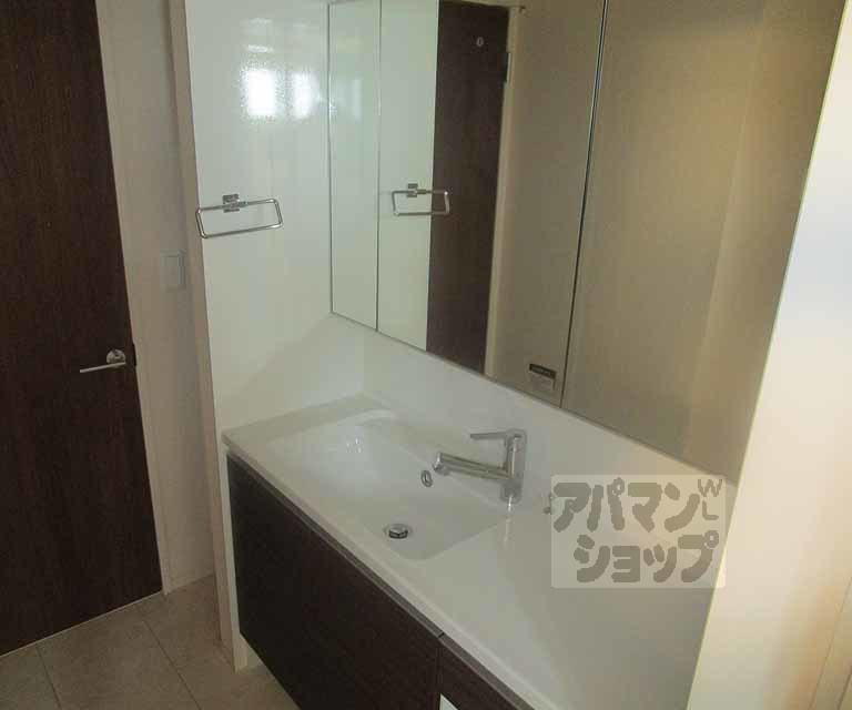 洗面設備　３０１号室の写真です。