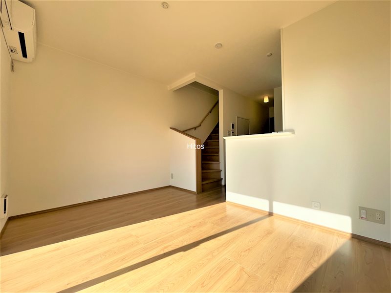 居室・リビング　約10帖のLDKは温かい陽の光が差し込みます。