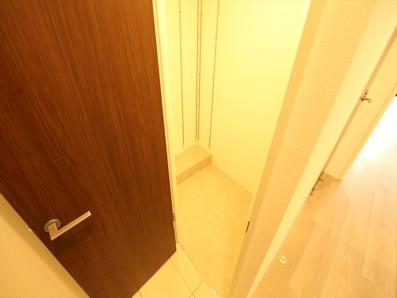 玄関　玄関　シューズクローク付（収納充実してます）