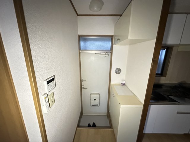 玄関　同物件別部屋参考写真です。