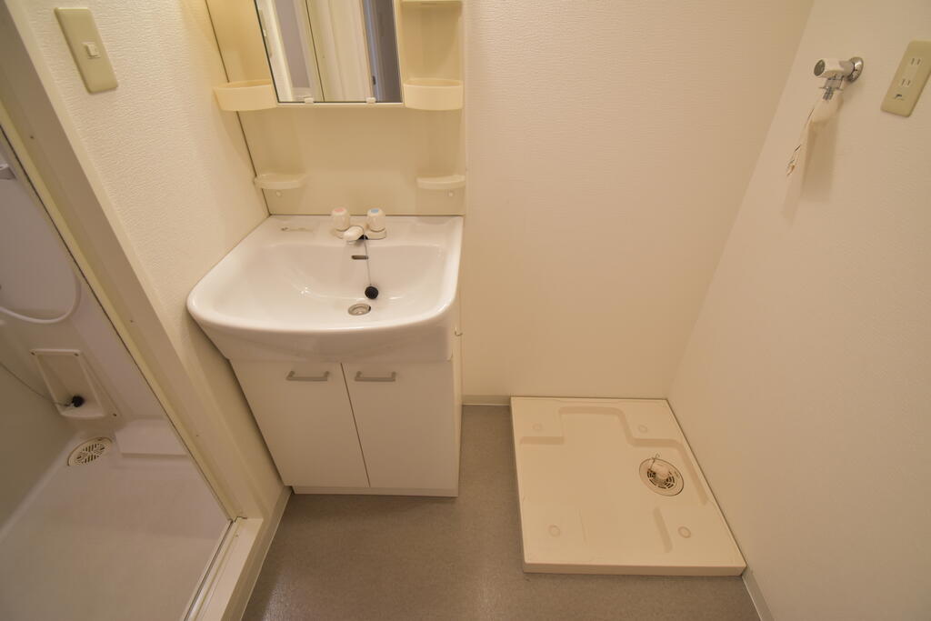 洗面設備　※同建物の別のお部屋の写真です。