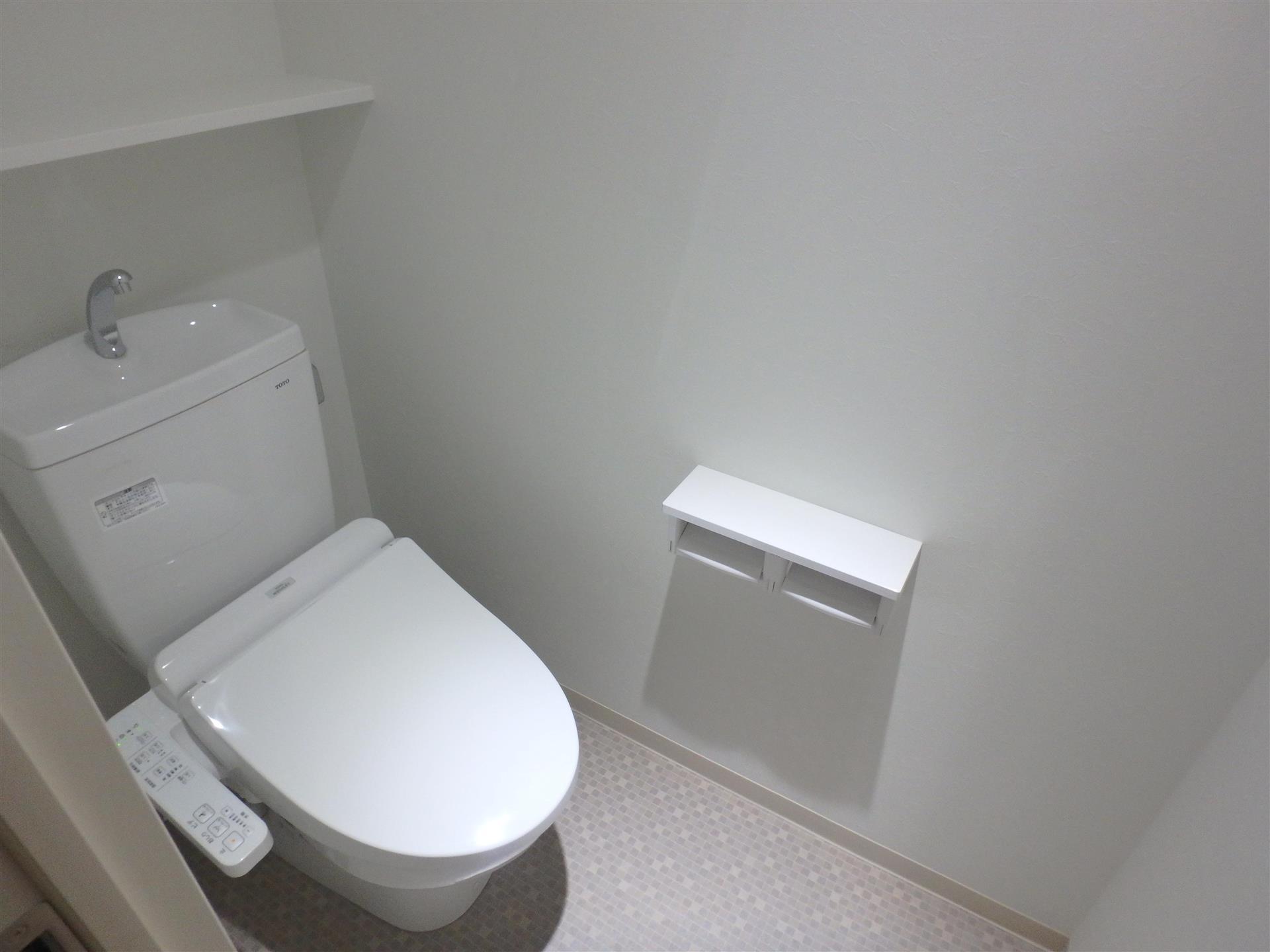 トイレ　棚付きのトイレです