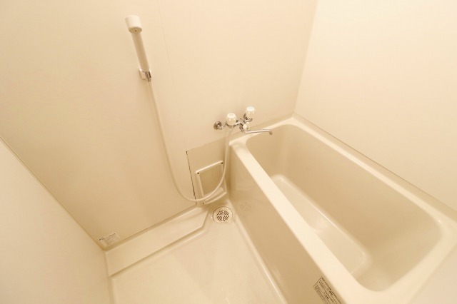 バス・シャワールーム　コンパクトで使いやすいお風呂です