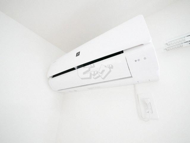その他設備　夏もカラッと快適♪エアコン付きです！