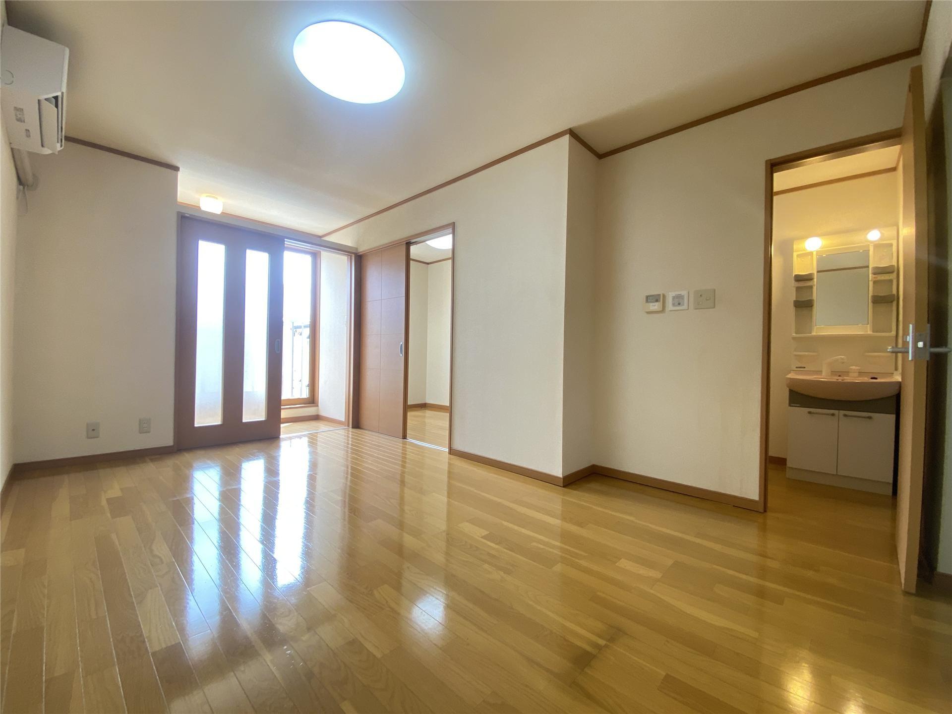 居室・リビング　洋室8帖※間取反転　実際の色や建具は異なります。
