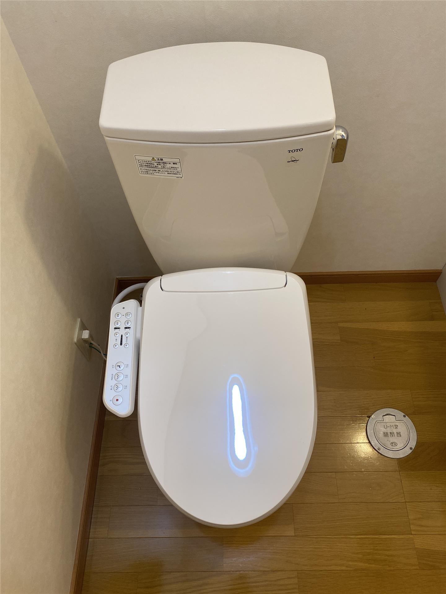 トイレ　温水洗浄便座※間取反転　実際の色や建具は異なります。
