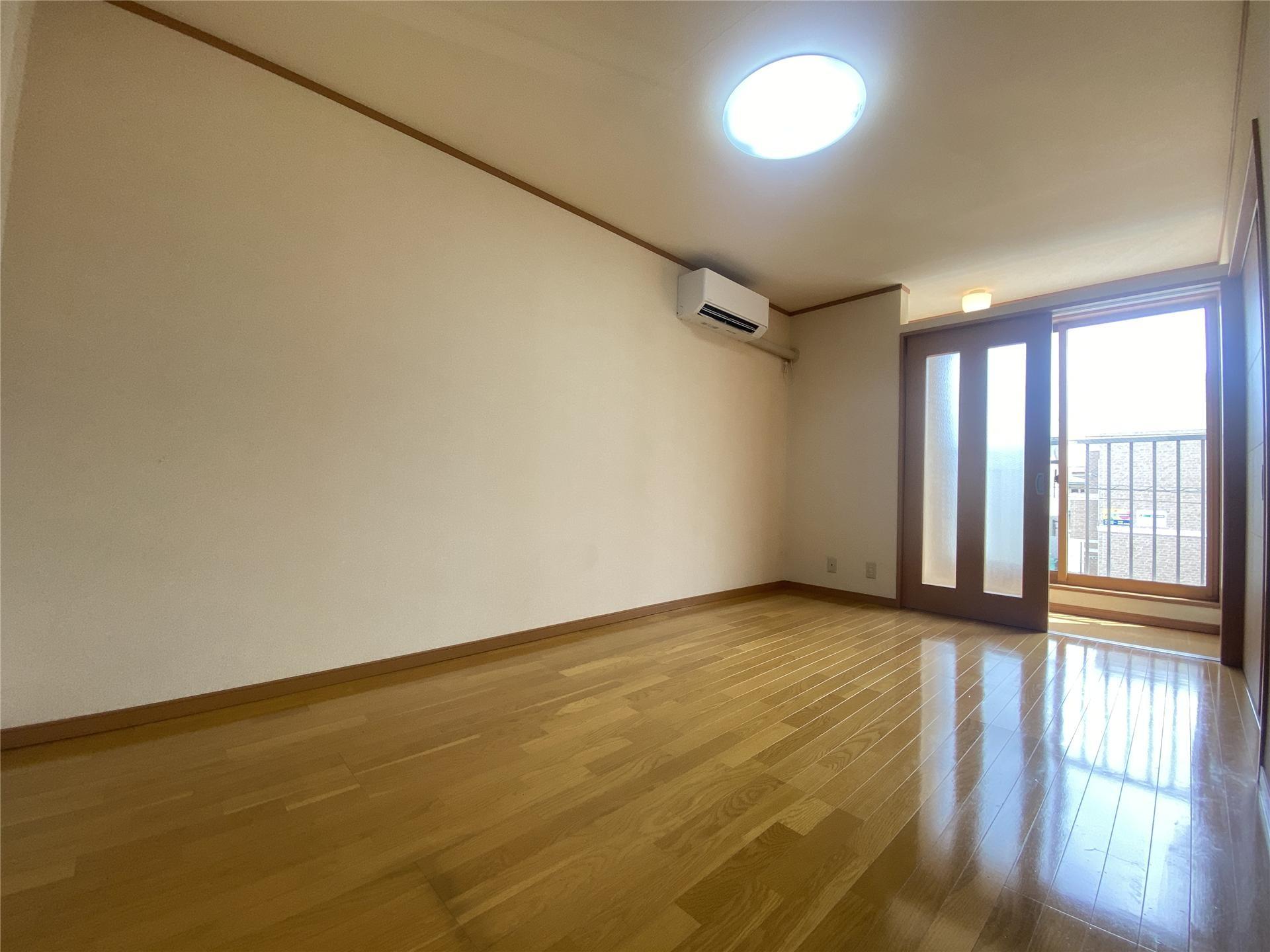 居室・リビング　洋室8帖※間取反転　実際の色や建具は異なります。