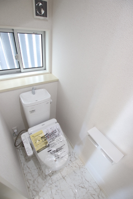 トイレ　温水洗浄便座付き