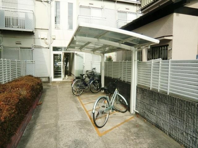 その他共有部分　雨でも便利な屋根付きの自転車置場設置