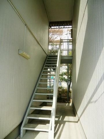 エントランス　２階部分への入口階段