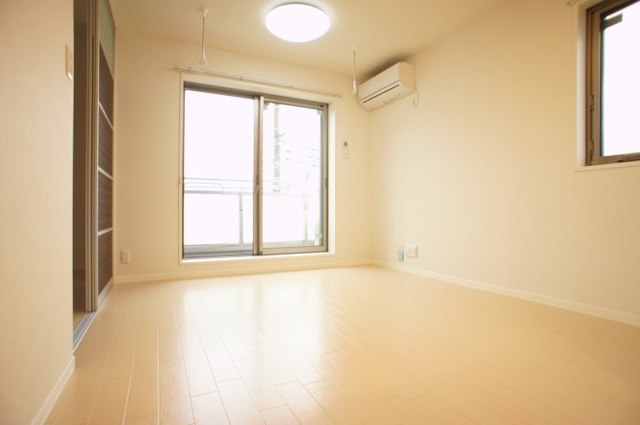 居室・リビング　２面採光なので、明るく風通しのよい過ごしやすいお部屋です♪
