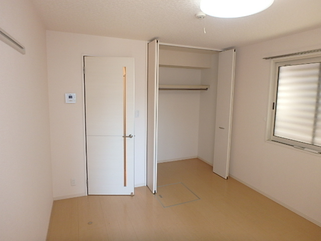 居室・リビング　ナチュラルカラーで家具も併せやすいですね。