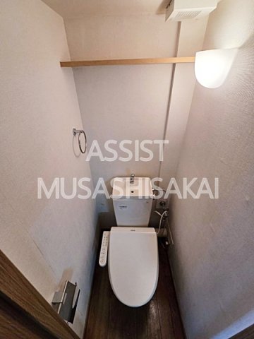 トイレ　写真：設備同仕様の左右反転です