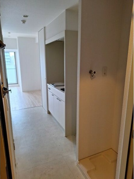 玄関　※写真は同じマンションの違う部屋のものになります。反転タイプ