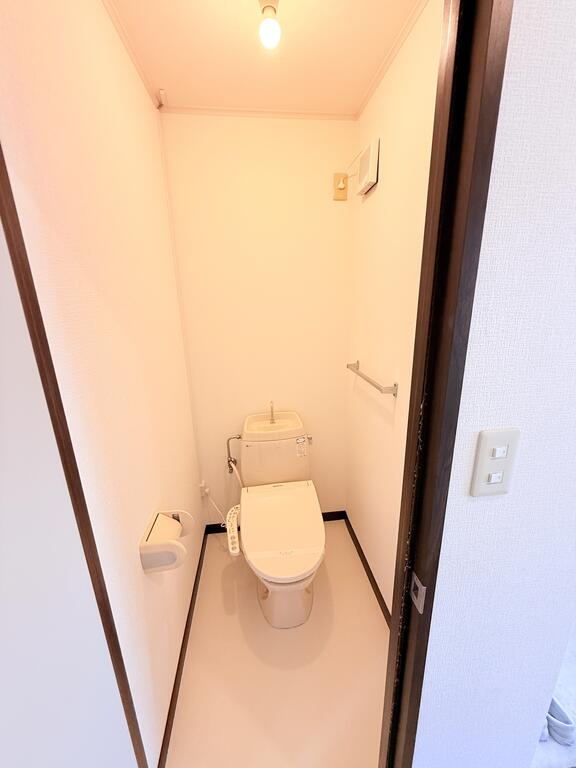とさでん交通後免線 東新木駅 徒歩12分 2階建 築33年のトイレ写真