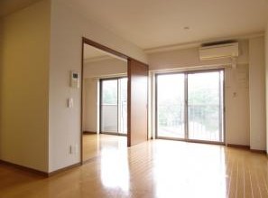 ＪＲ横須賀線 東戸塚駅 徒歩14分 3階建 築19年の居間写真