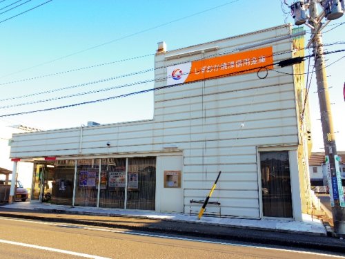銀行　しずおか焼津信用金庫竜南支店（銀行）まで581m