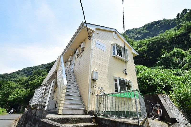 足柄下郡箱根町湯本のアパートの建物外観