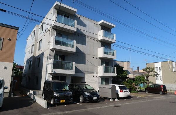 【札幌市白石区栄通のマンションの建物外観】