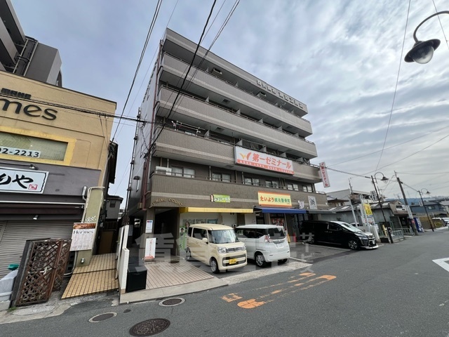 交野市私部のマンションの建物外観