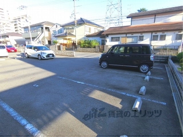 【近江八幡市中村町のアパートの駐車場】