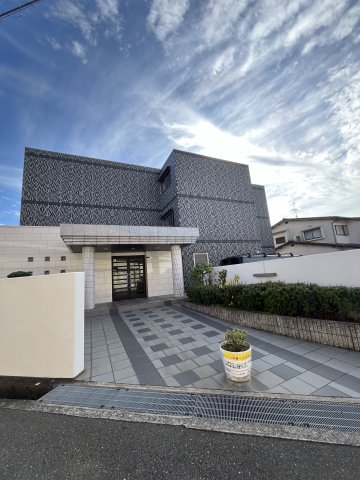 池田市荘園のマンションの建物外観