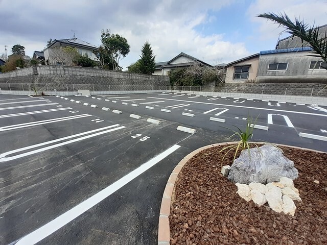 【飯塚市綱分のアパートの駐車場】