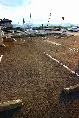 【さぬき市昭和のアパートの駐車場】