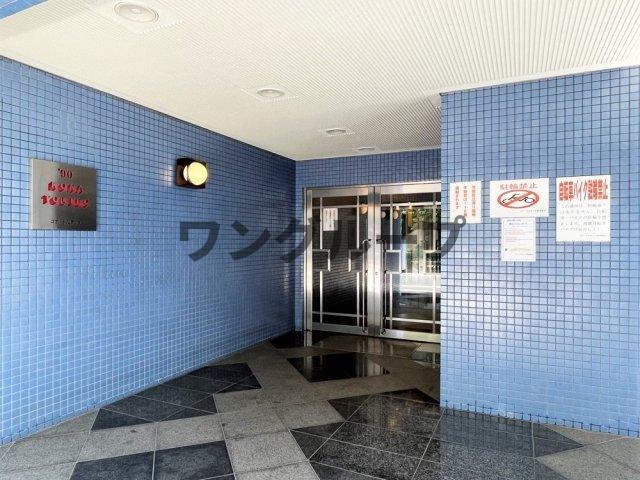 【新宿区若松町のマンションのエントランス】