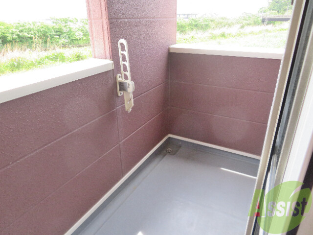 バルコニー　バルコニーは広々しているので洗濯物を干すスペースは十分。