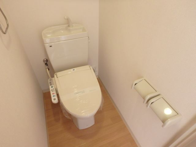トイレ　温水洗浄機能付きのトイレです。