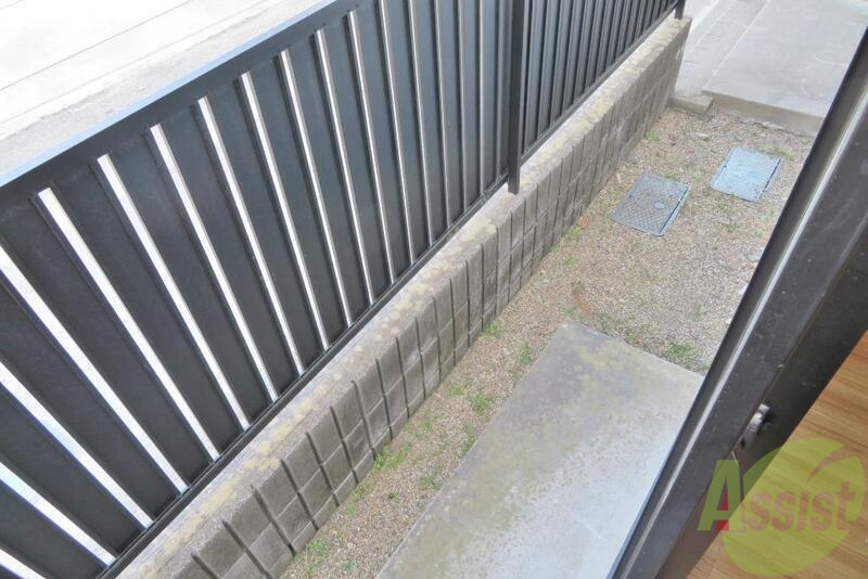 バルコニー　バルコニーは一階なのでございませんが柵はついているみたい。