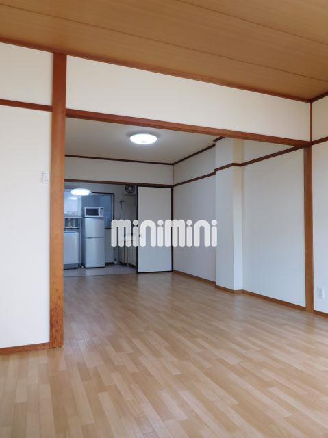 居室・リビング　照明付き、綺麗な洋室です。